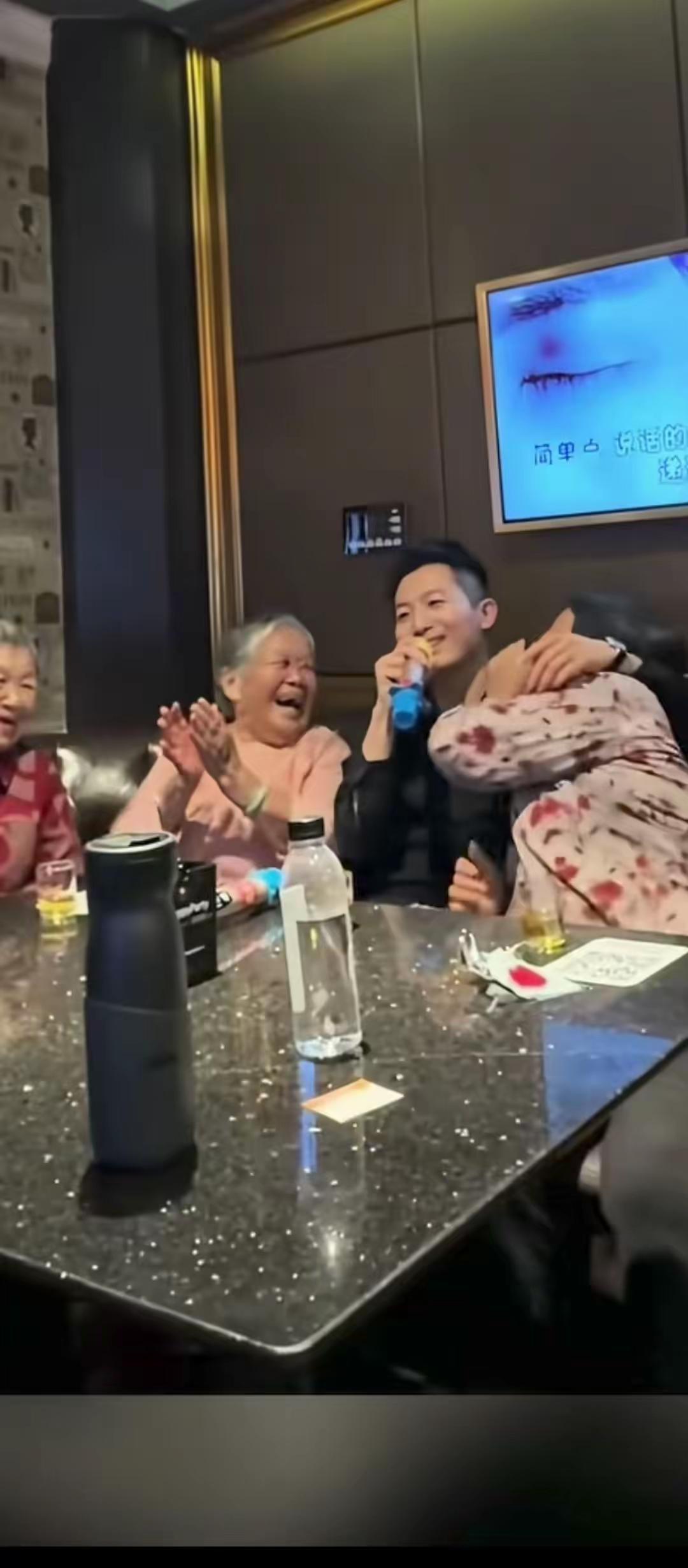 世界很疯狂，现实很残酷。年轻人的世界，没有容易二字，除了容易穷。钱是年轻人活下去