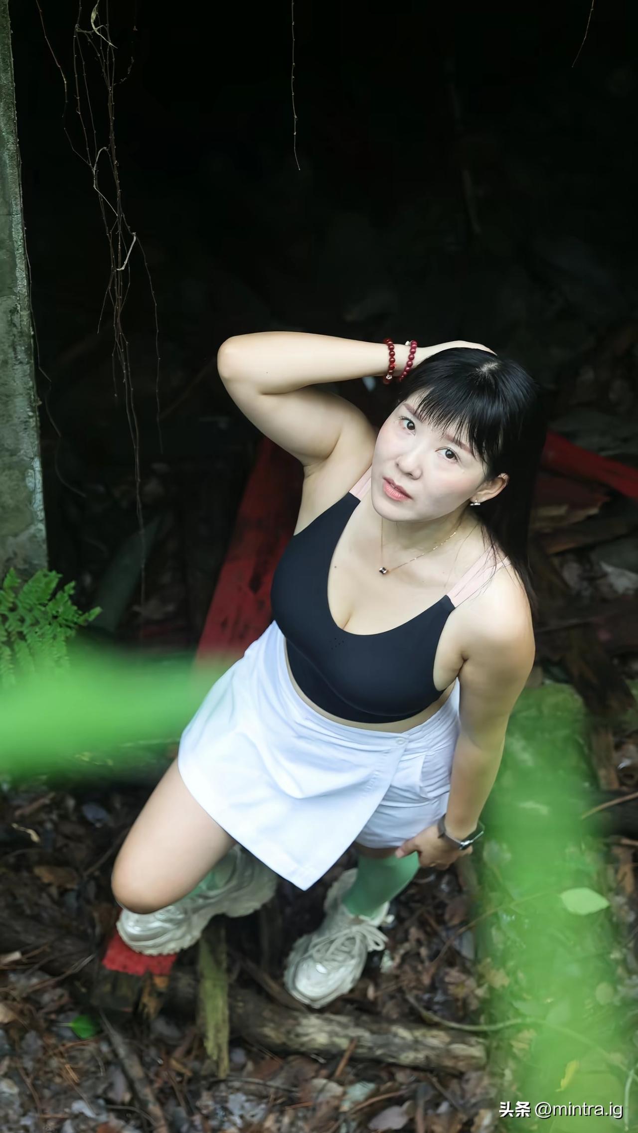 在山林的秘境里，把自己交给自然的怀抱。每一步都踩着落叶的私语，每一眼都撞见绿意的
