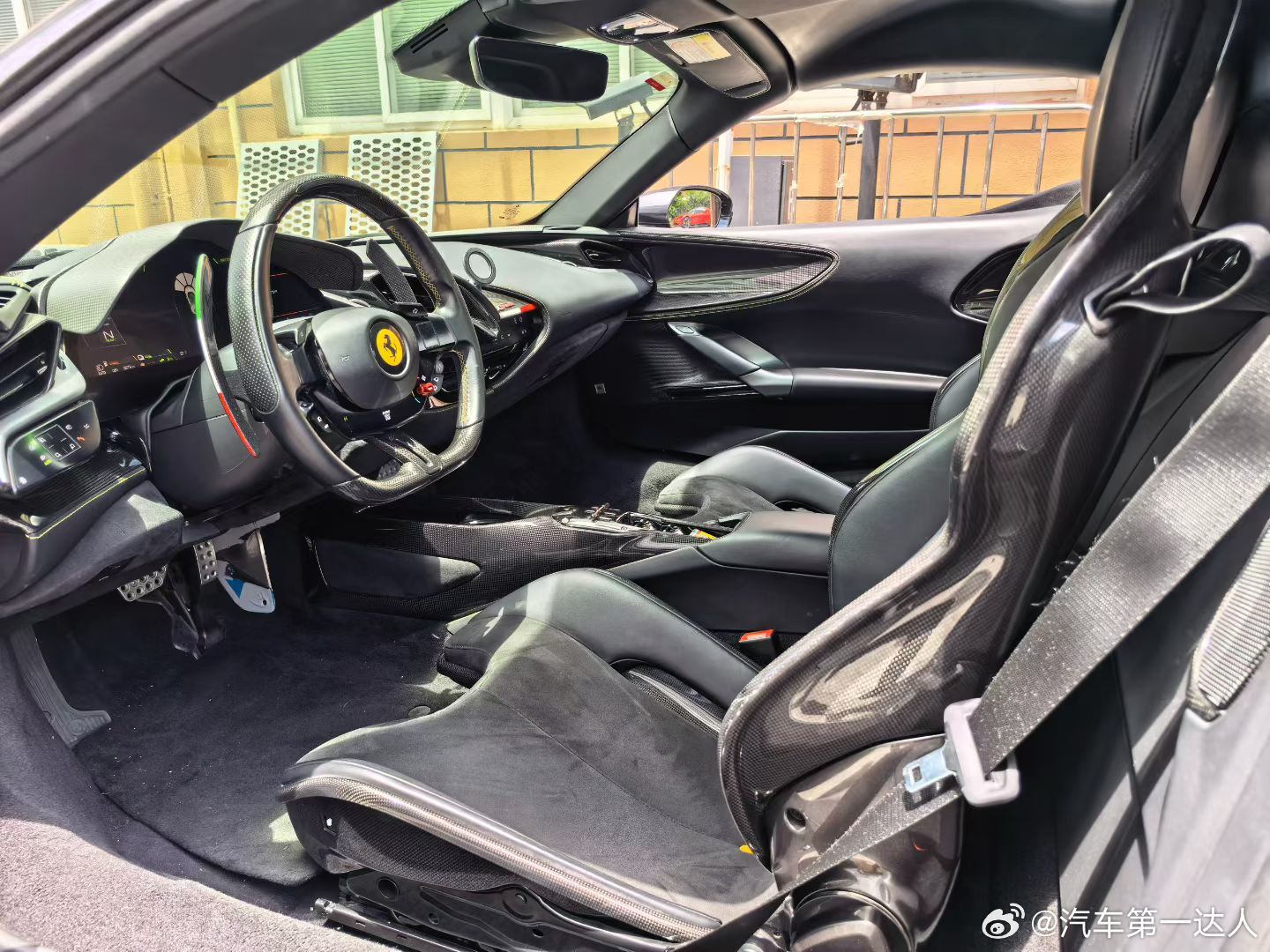 法拉利sf90 spider 黑外黑内 ，23年6000公里，后升级加装：原厂轮