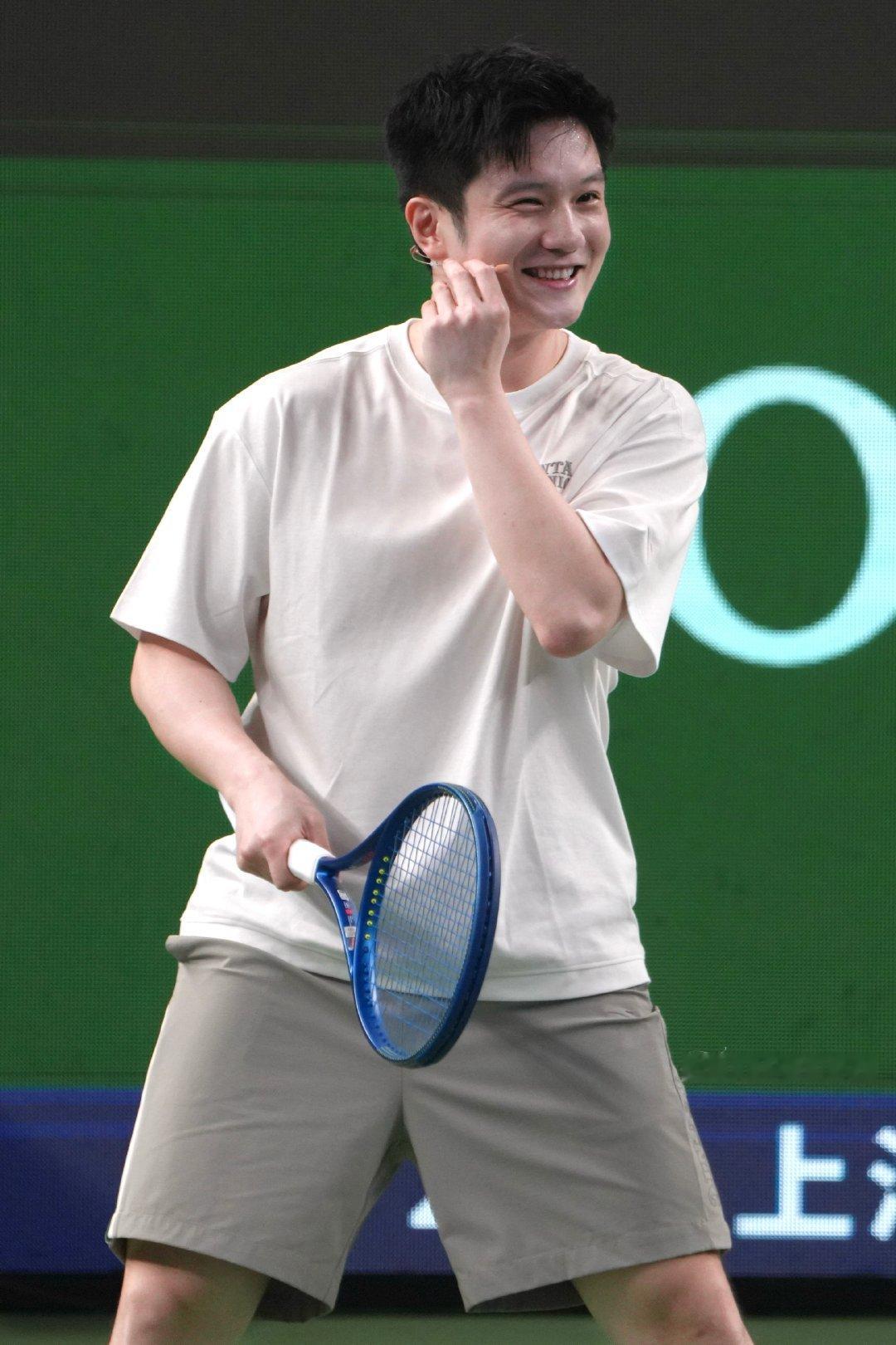 樊振东治愈系笑容，被樊振东的笑容击中了[太开心]。#被樊振东的笑容击中了#｜图水