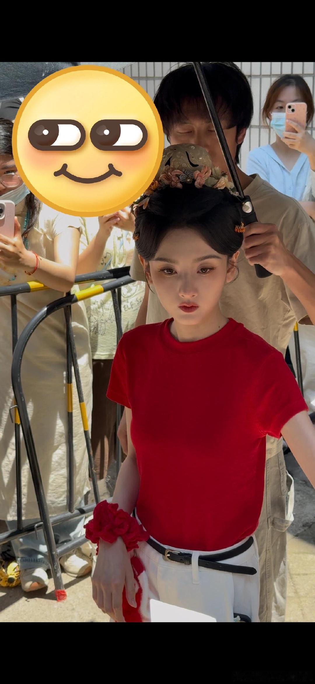 宋祖儿红衣红帽红鞋 宋祖儿驾驭红色很稳，明艳感和少女感平衡得刚刚好~  宋祖儿红