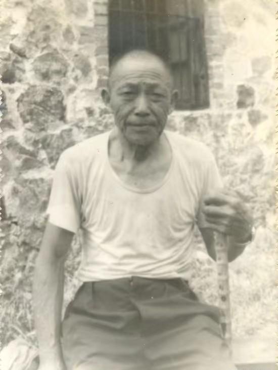 鬼子用枪抵住郑明德的胸口，命令他举着洋蜡烛照明，观看着他们的兽行，郑明德恨得咬牙