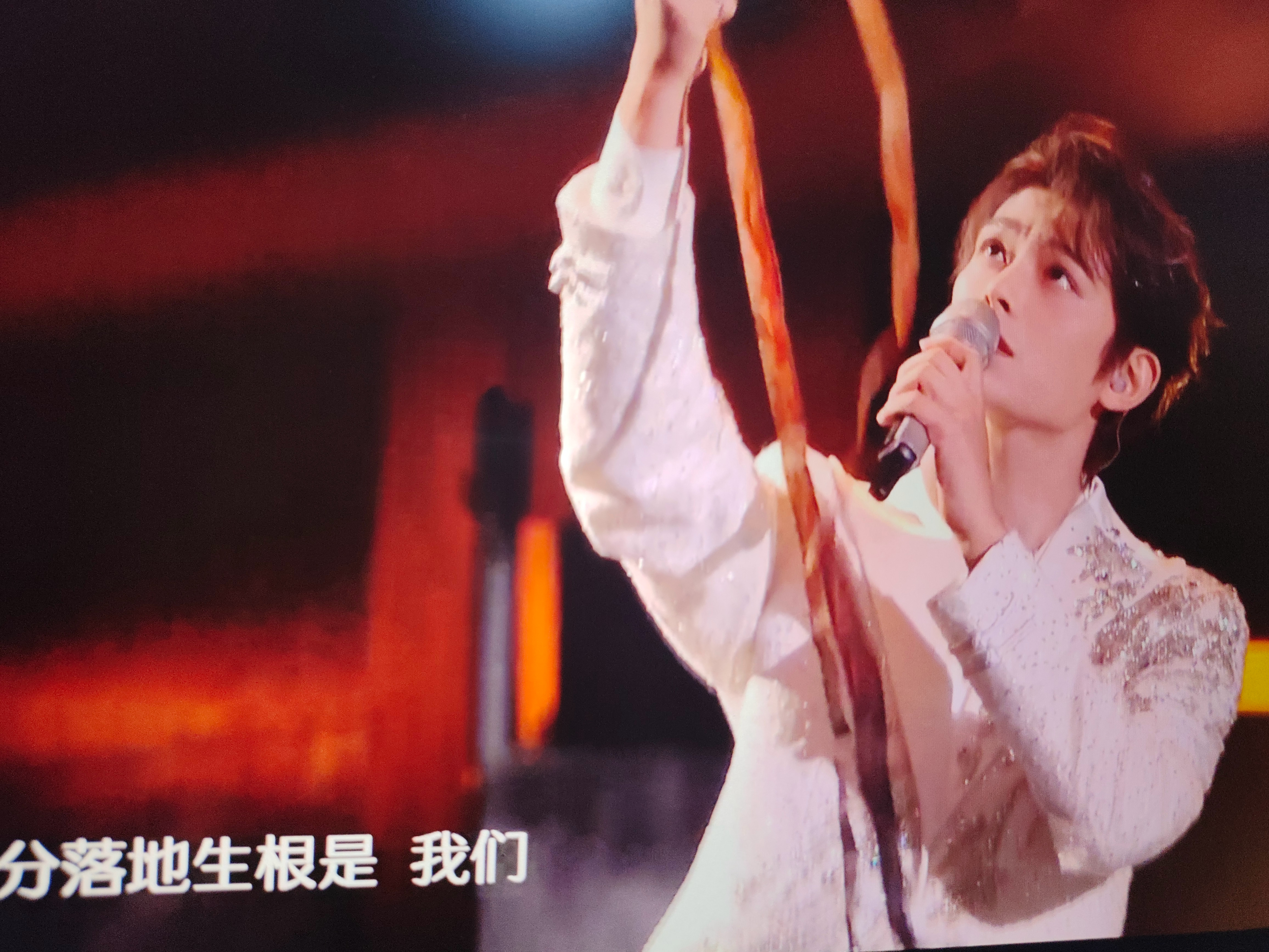 丁禹兮拿了慕声发带 超级用心的丁禹兮！缘分落地生根是我们，2025会越来越好！海