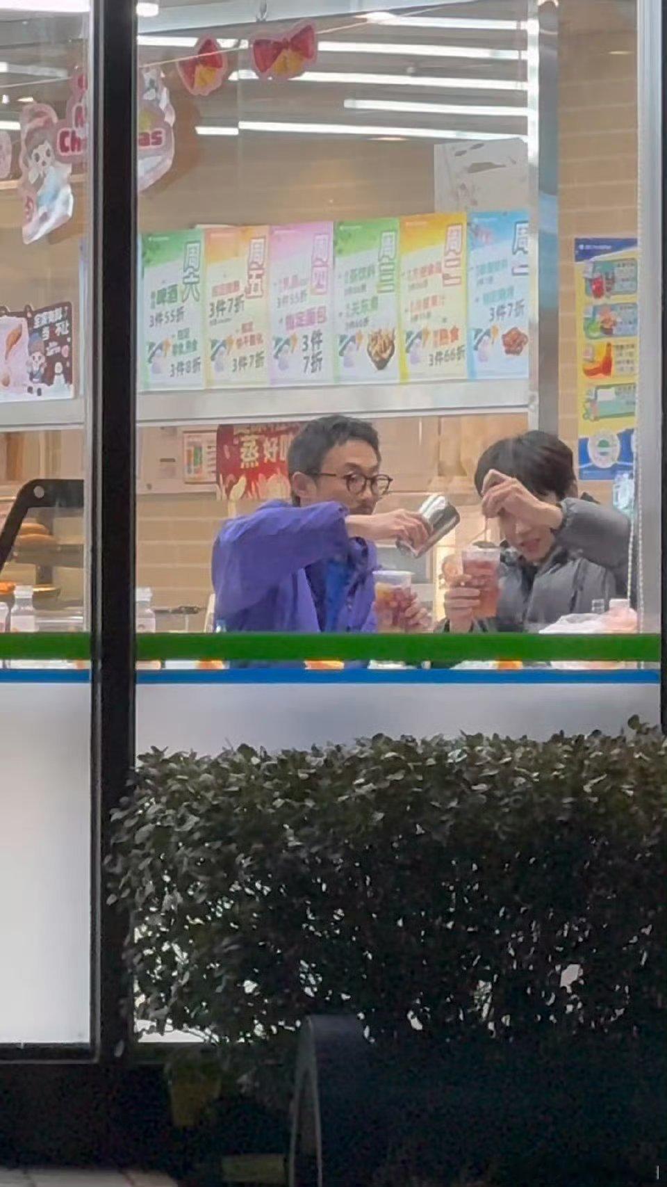 张兴朝李嘉诚便利店调酒碰杯 成年人的快乐藏在便利店！两人用简单食材搭配冰杯调酒，