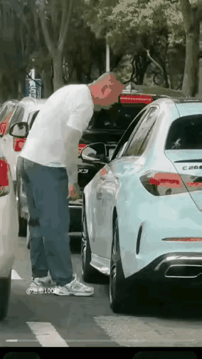 停车摩擦，壮汉前去质问，美女据理力争，下一秒壮汉竟下死手，太不可思议了！