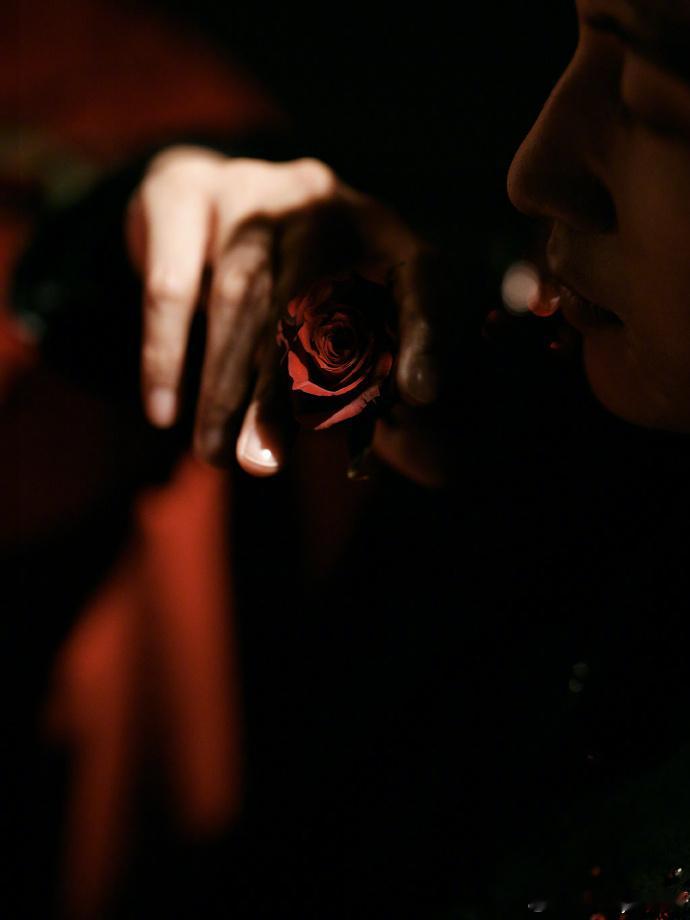 黄景瑜话筒没声音的反应不愧是黄景瑜临场反应能力好绝虽然舞台话筒突然没声音了但是还