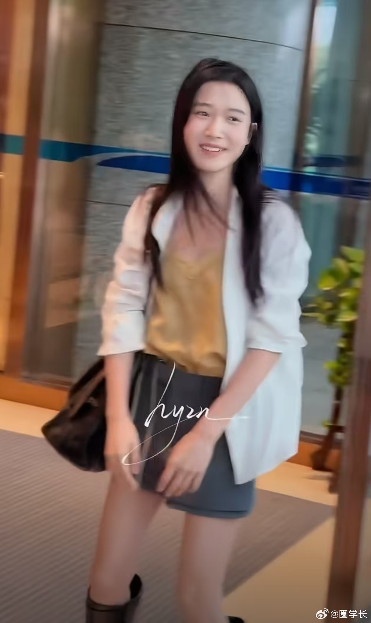 卢昱晓瘦成竹竿了卢昱晓这是瘦得也太多了吧，现在的模样看着都快认不出来了。脸颊的肉