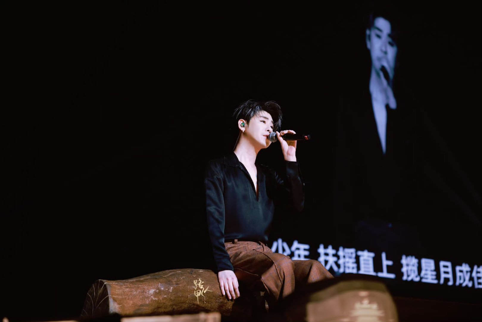 张云雷张云雷新歌遥遥腾讯音乐由你榜 世间纷扰唯有你依然干净纯粹，你是星河灿烂，你