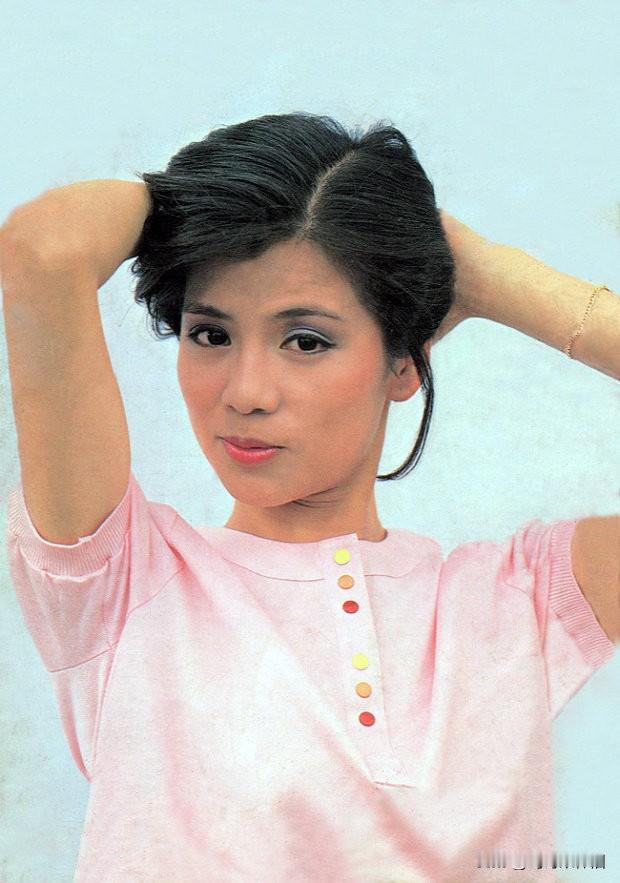 你觉得哪位女演员最惊艳? 🎆永远的翁美玲

粉色针织衫，
俏皮的抓发姿势，
眼