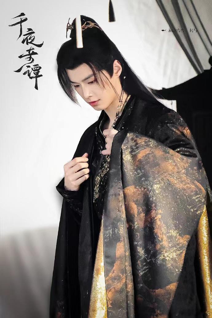 千夜奇谭大事很妙何与千夜奇谭黑衣大氅高马尾  何与千夜奇谭黑衣大氅高马尾，千夜奇