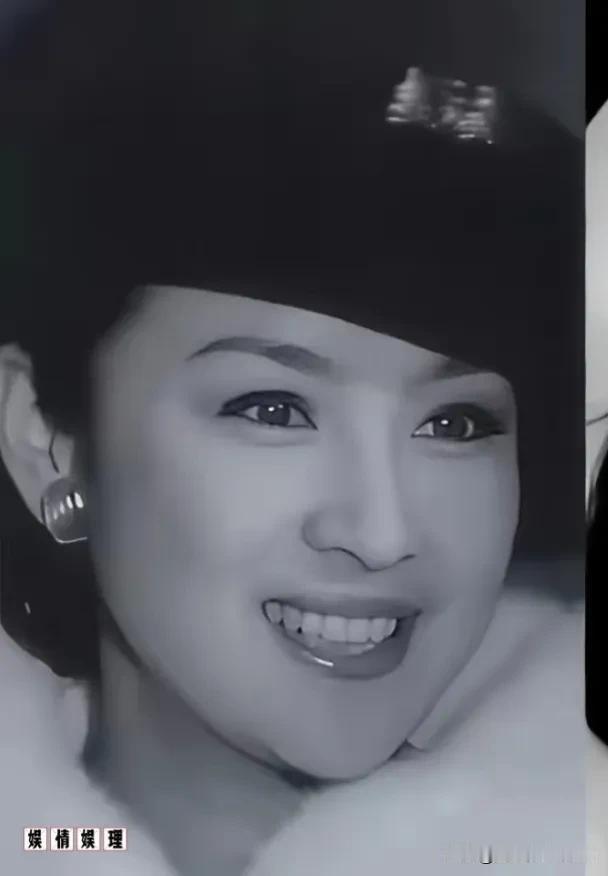 直到谢贤去世，我才知道，还有比林青霞更美的，就是谢贤的前妻甄珍。第一代琼女郎，简