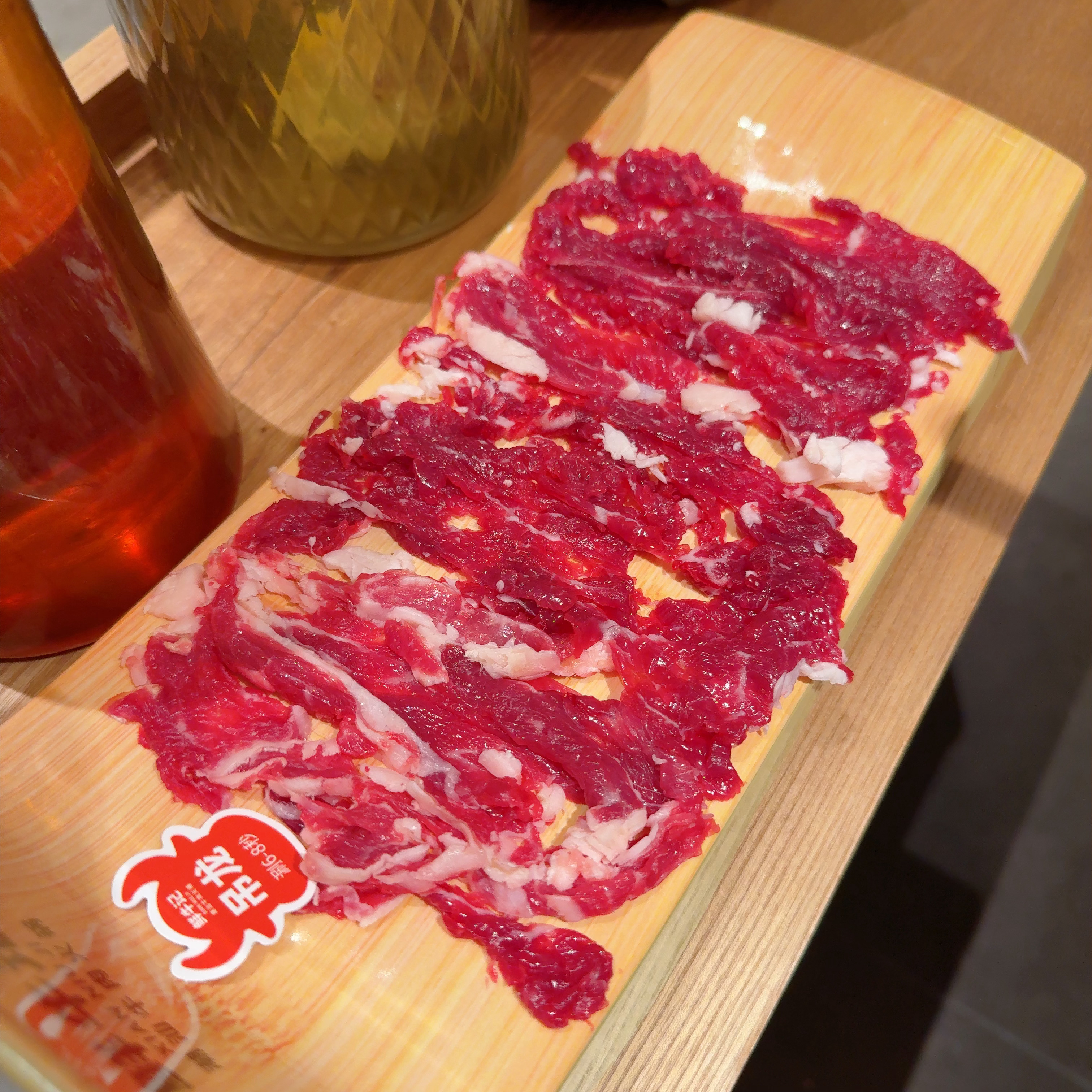 [流鼻血]在北京两个人吃牛肉火锅，两百多的套餐两盘肉吃不饱哈哈哈哈啊哈，和白切黑