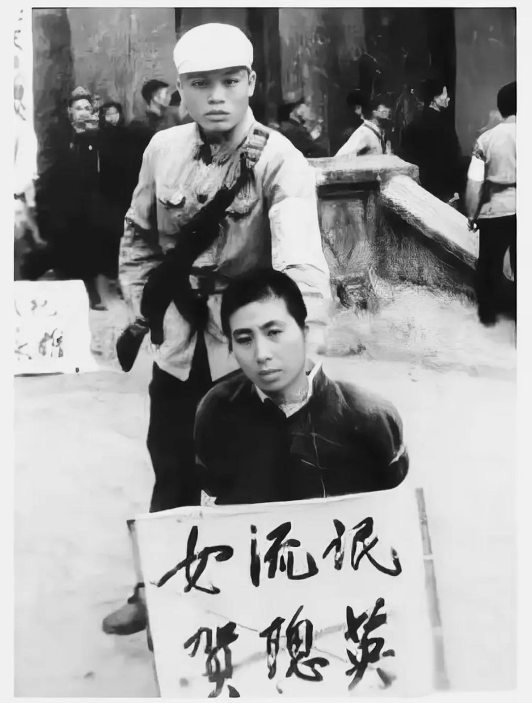 60年代，一名叫贺聪英的“流氓犯”被枪毙时，留下的一张老照片，镜头中的她眉头紧锁
