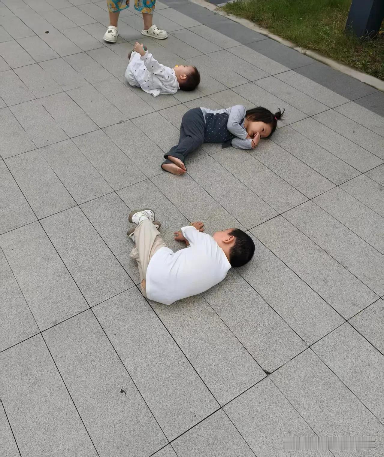 昨天晚上，侄子给我发了一张他儿子跟其他小朋友一块儿躺地上玩耍的画面，看完不禁哑然