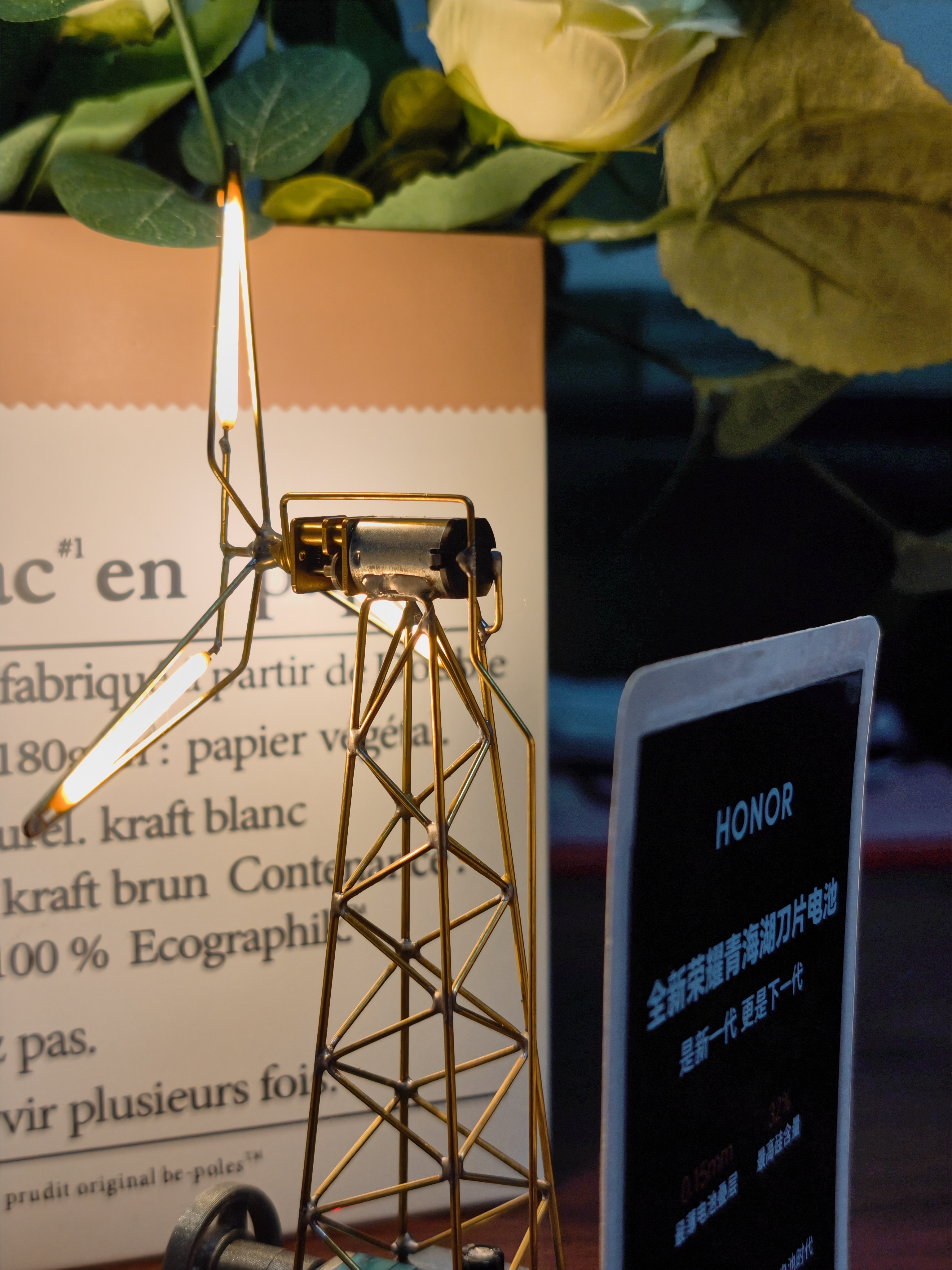 荣耀用刀片电池弄得这个小风车还挺好玩，没啥时候我就玩一会，而且还可以充电，就很有