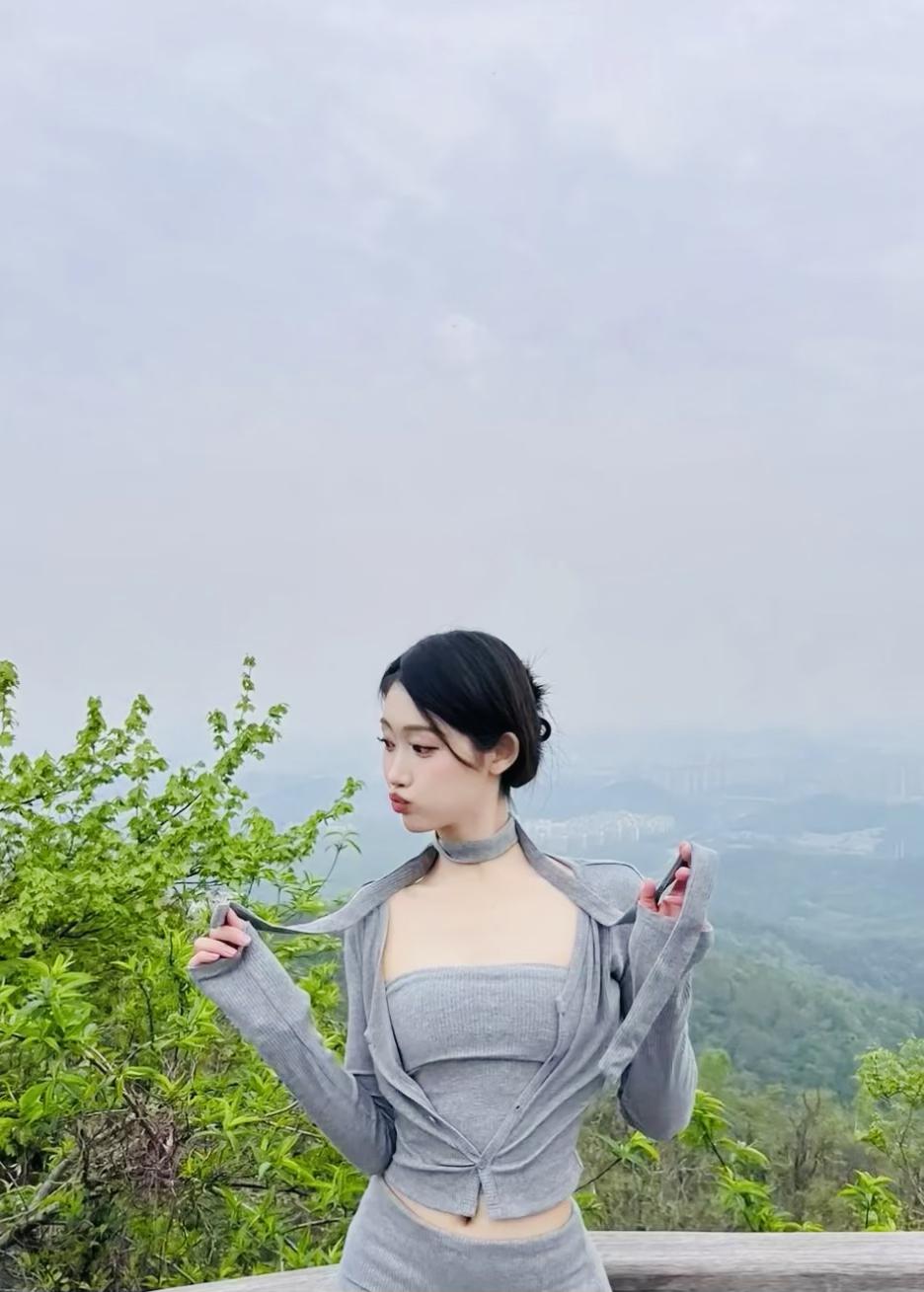 山间少女，轻纱飘逸，自然与时尚的完美融合。