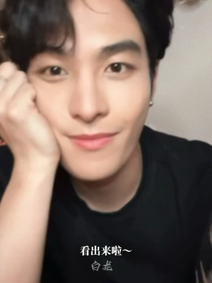 原来一个人真的可以因为另一个人的存在幸福得冒泡泡你说是吧 朝朝？ 