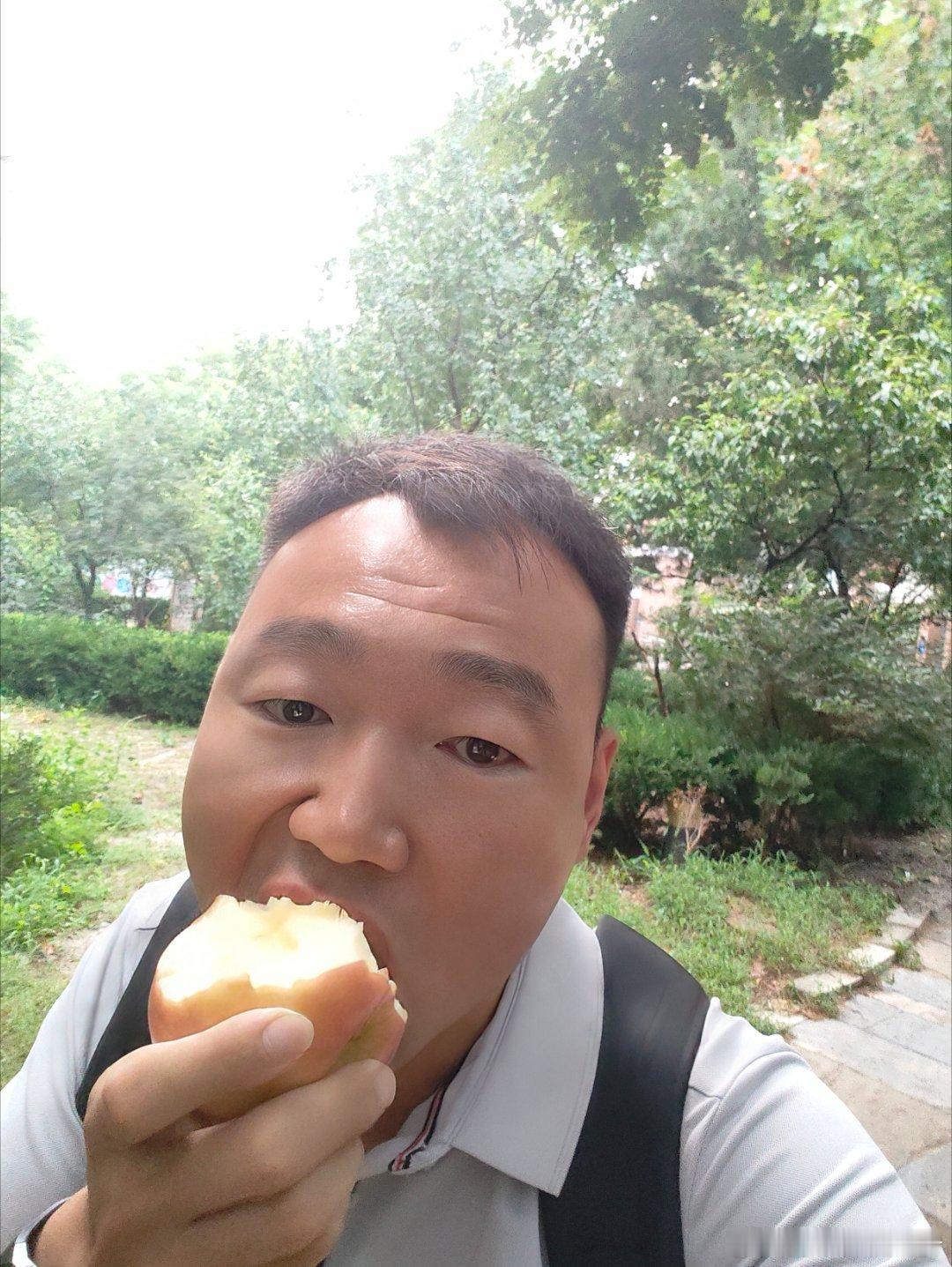昨晚明明有时间去跑步的，下雨温度跑起来也舒服，犯懒了。今天早晨要出远门，没时间跑