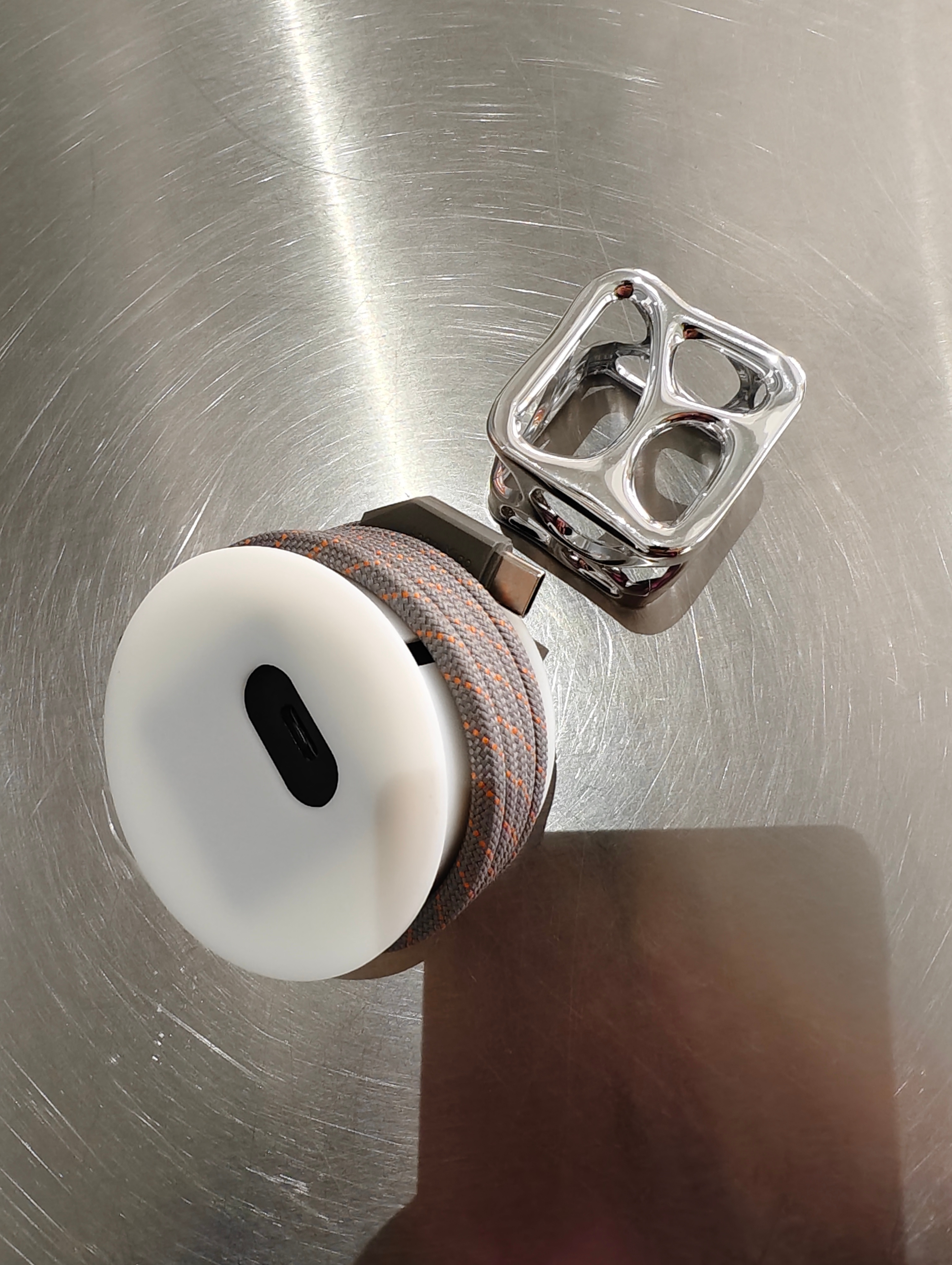 一根线，一个充电头，一个3d打印件。。。 