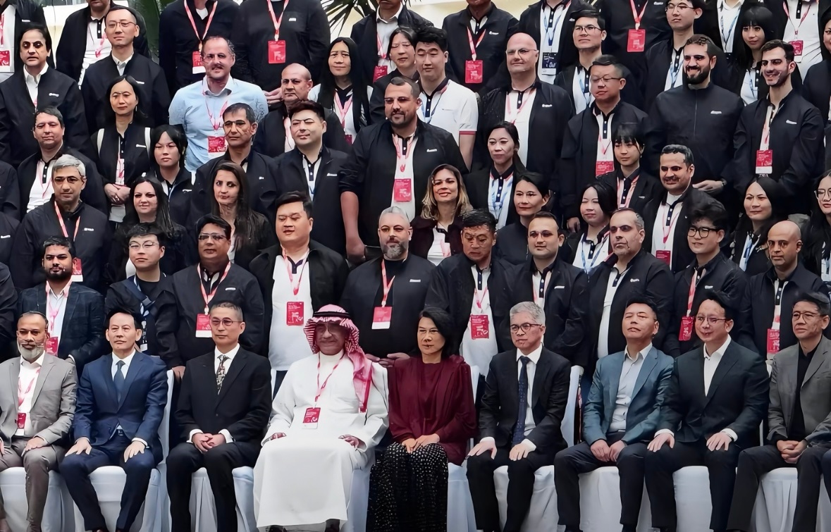 “男人堆里的唯一女人。”71岁的董明珠 