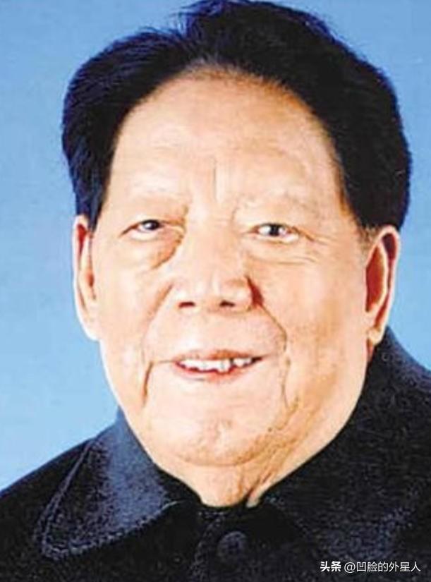 1996年。离休的铁瑛将军正在家里看报纸。就在这时，女婿走了进来。女婿说：爸！你