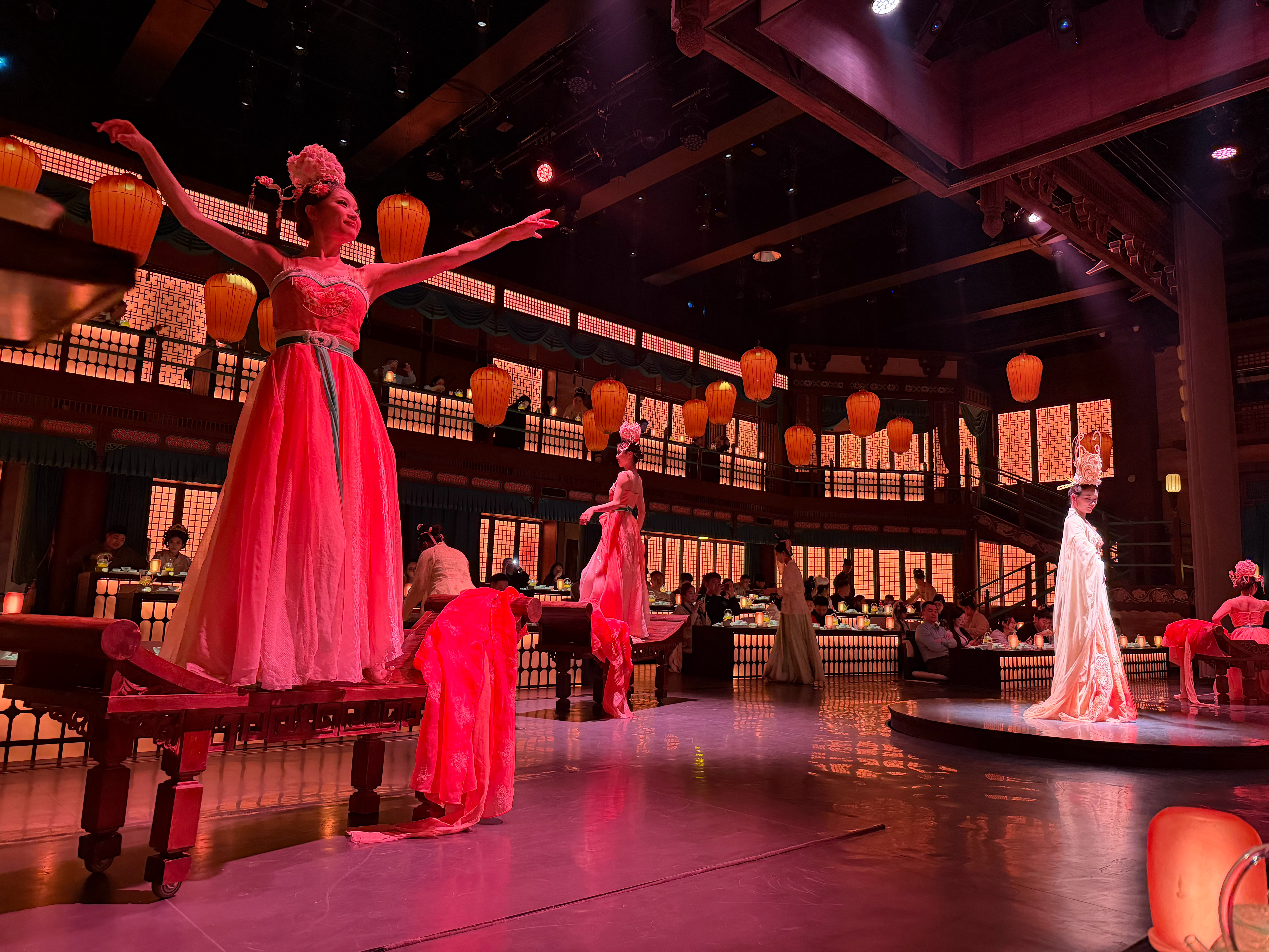 《清明上河•宋宴》体验过了，光影道具NPC氛围都还不错，整体来说带长辈小孩来体验