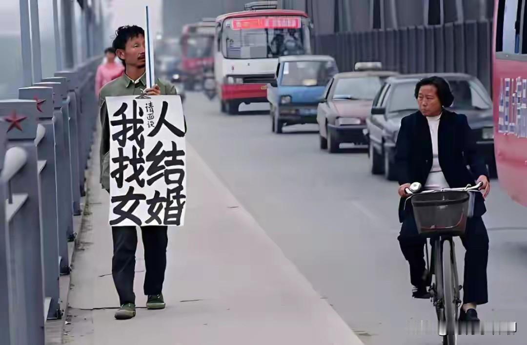 数以千万计的大龄未婚男性正遭遇严峻的生活困境，尤其是那些长期生活在农村，由于经济