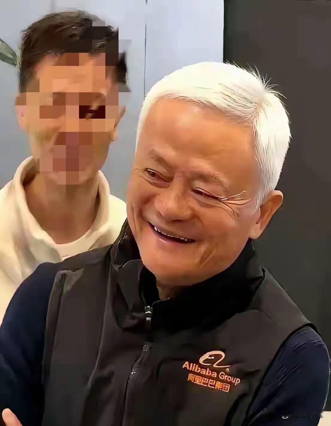 马云是染了白发还是头发自然白呢?
按理说61岁的年龄不应该头发全白呀?按理说千亿