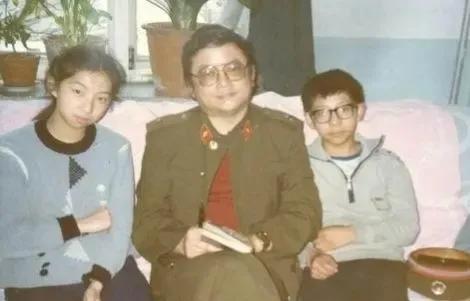 80年代，王刚和女儿王婷婷的一张合影，王婷婷是他第一任妻子所生，由于这是他生命中