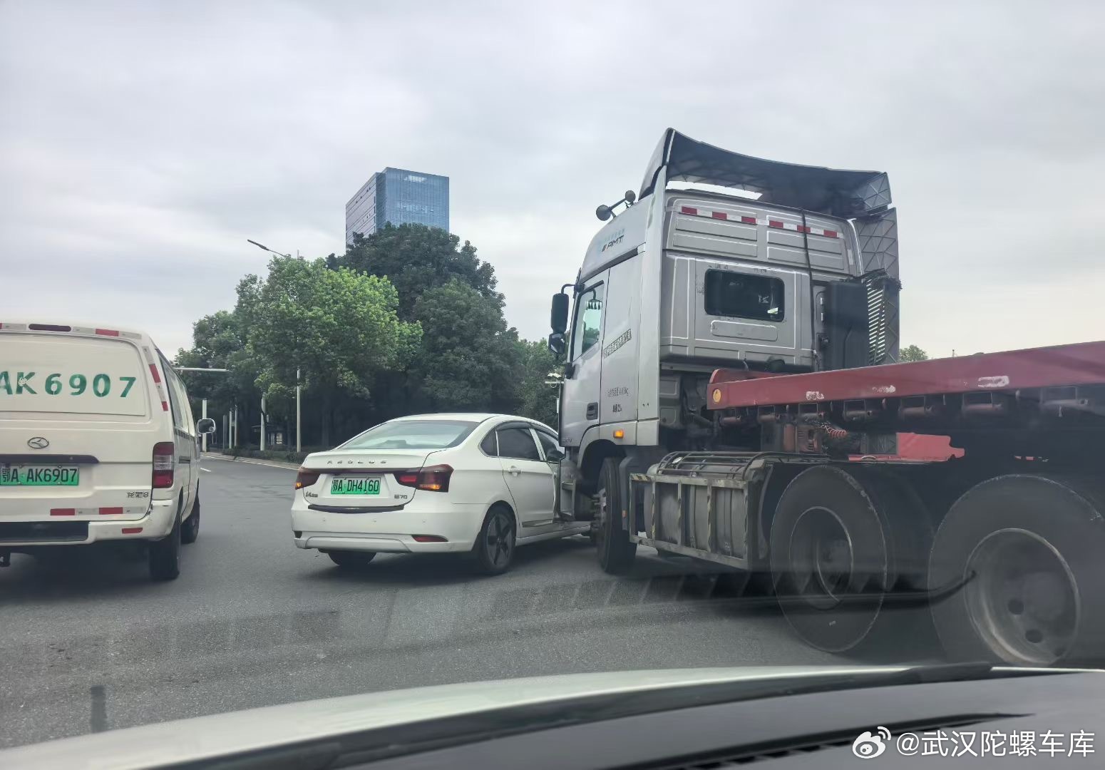 今天10公里的路上 3起事故[衰]月湖桥上两起三车连环追尾巧的是都有一台白色CR