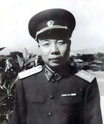 58年，萧华失散的亲妹妹被找到，一见面萧华喜极而泣：你长得好熊。1958年，开国