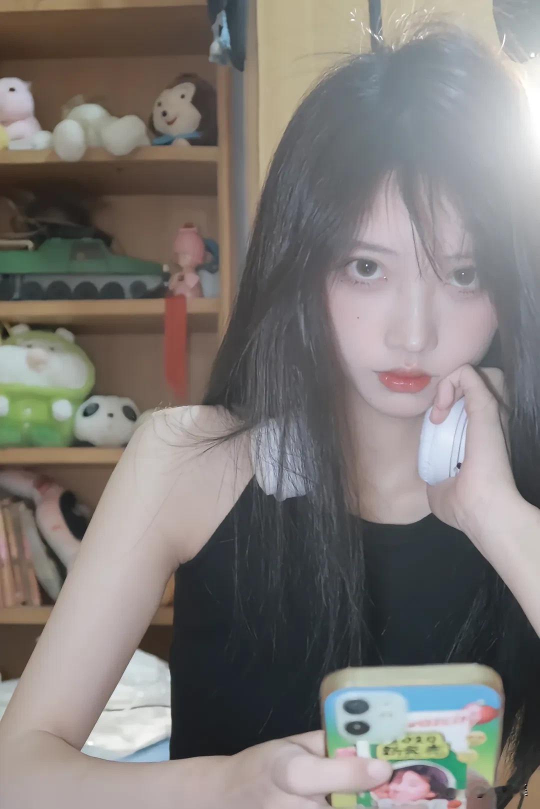 镜中人影动，心事几时休。
