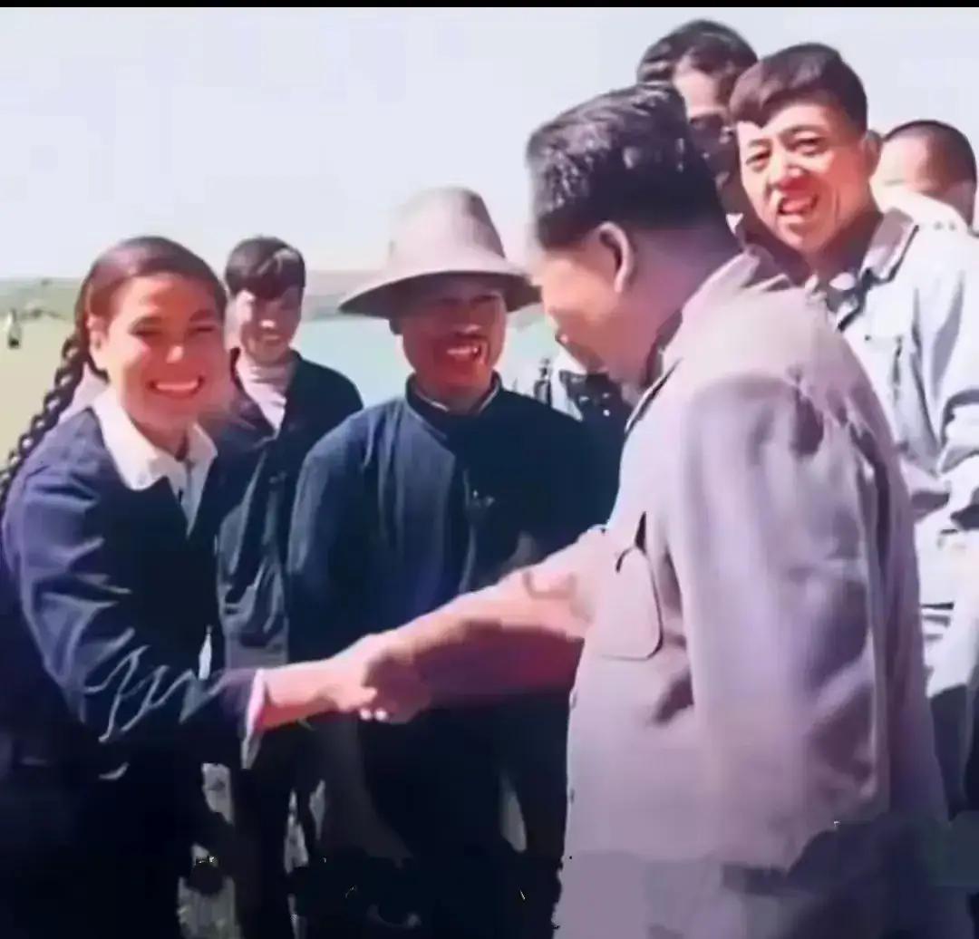 劳动人民群众，
突然见到了毛主席！