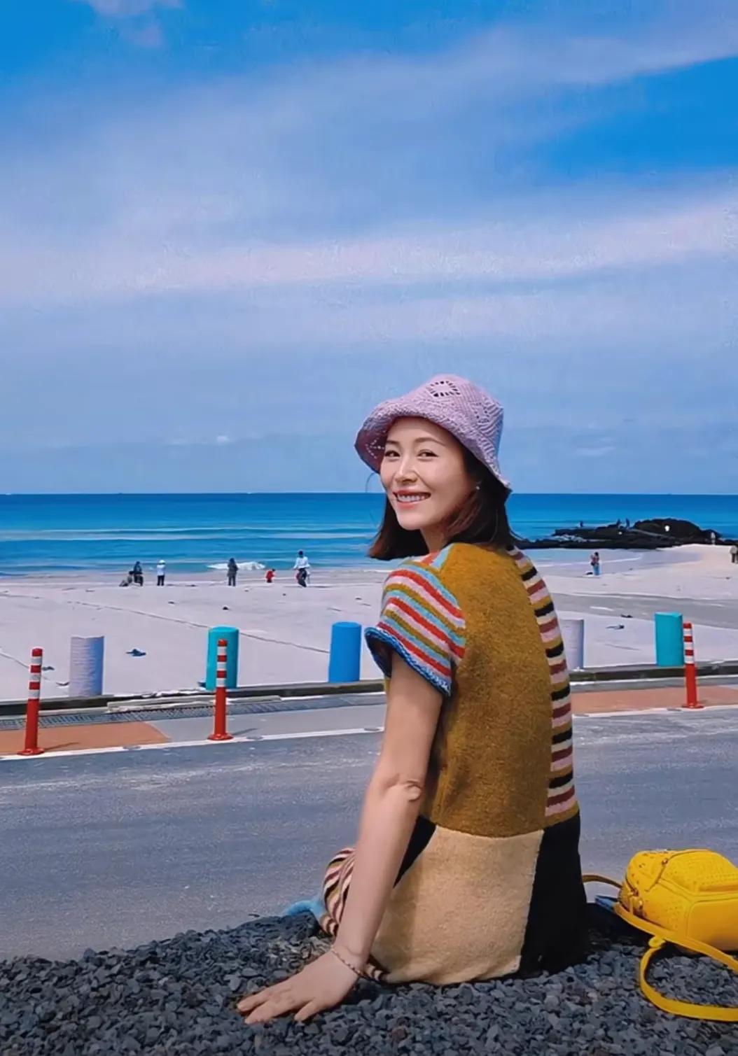 江一燕济州岛美照，她真的好会拍
看起来好有松弛感，潇洒自由
40岁的她看起来青春