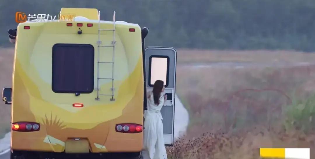 李施华在视频里说差点下车分手，八年了，她嫌车崇健闷葫芦，不说我爱你，只会在厨房默