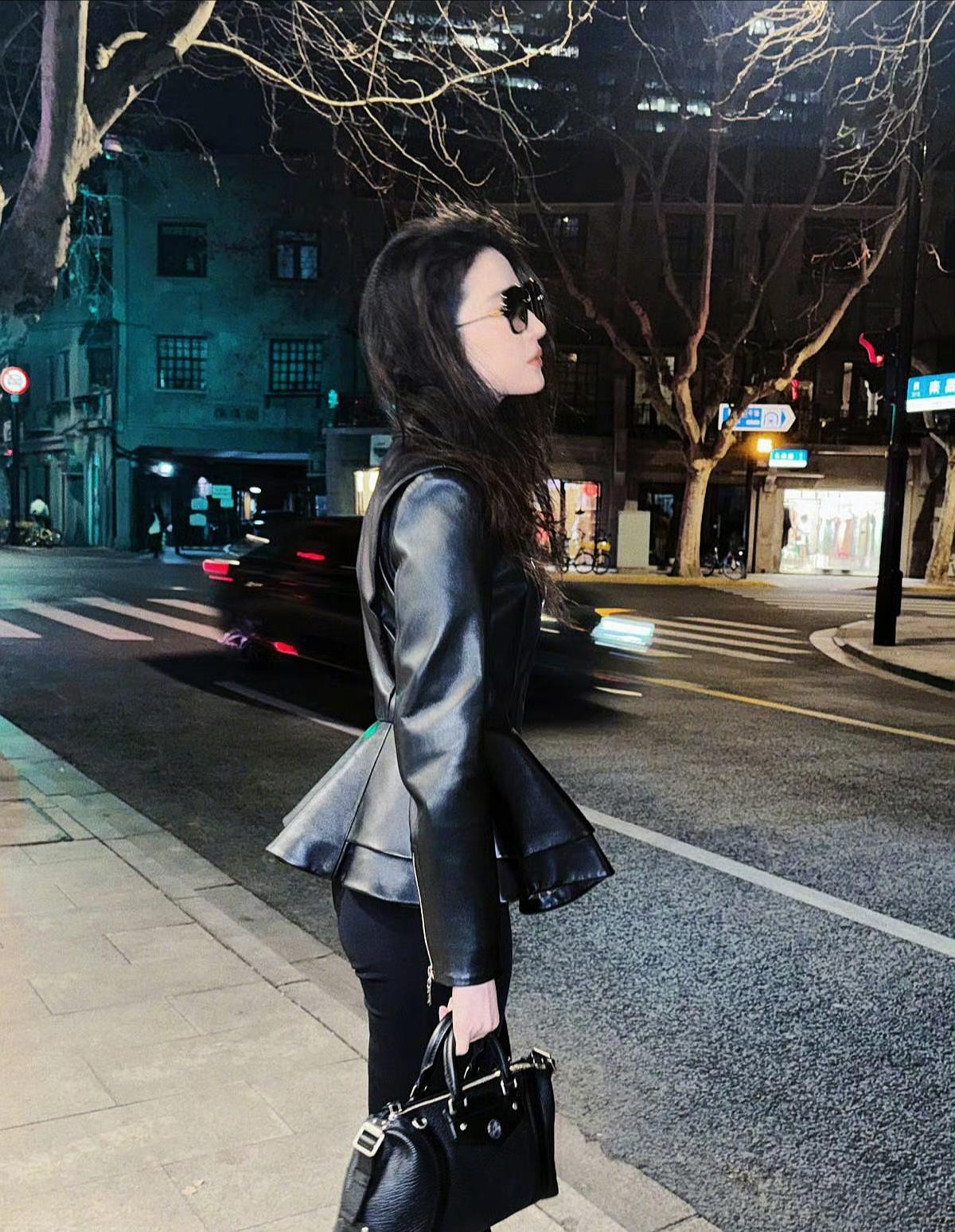 上海街头夜景机车造型摩登女郎