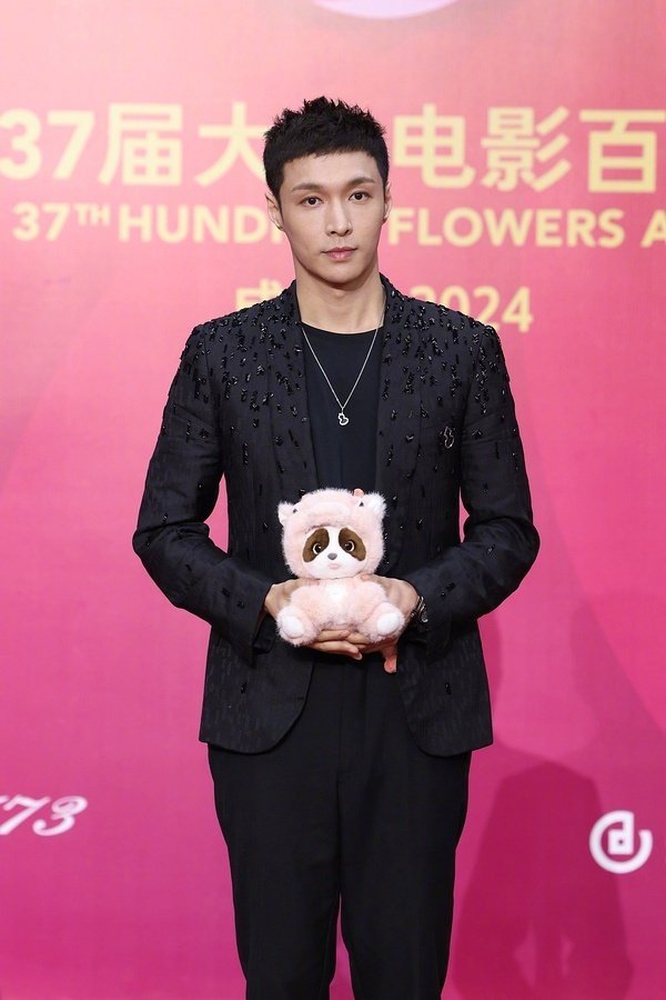 张艺兴有在向张译前辈看齐，气质一模一样 ​​​