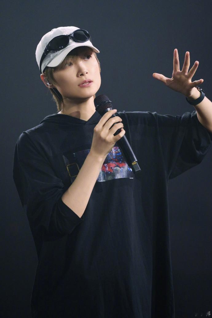 李宇春武汉晚上见李宇春武汉演唱会彩排照彩排状态从容利落，舞台气场一如既往沉稳亮眼