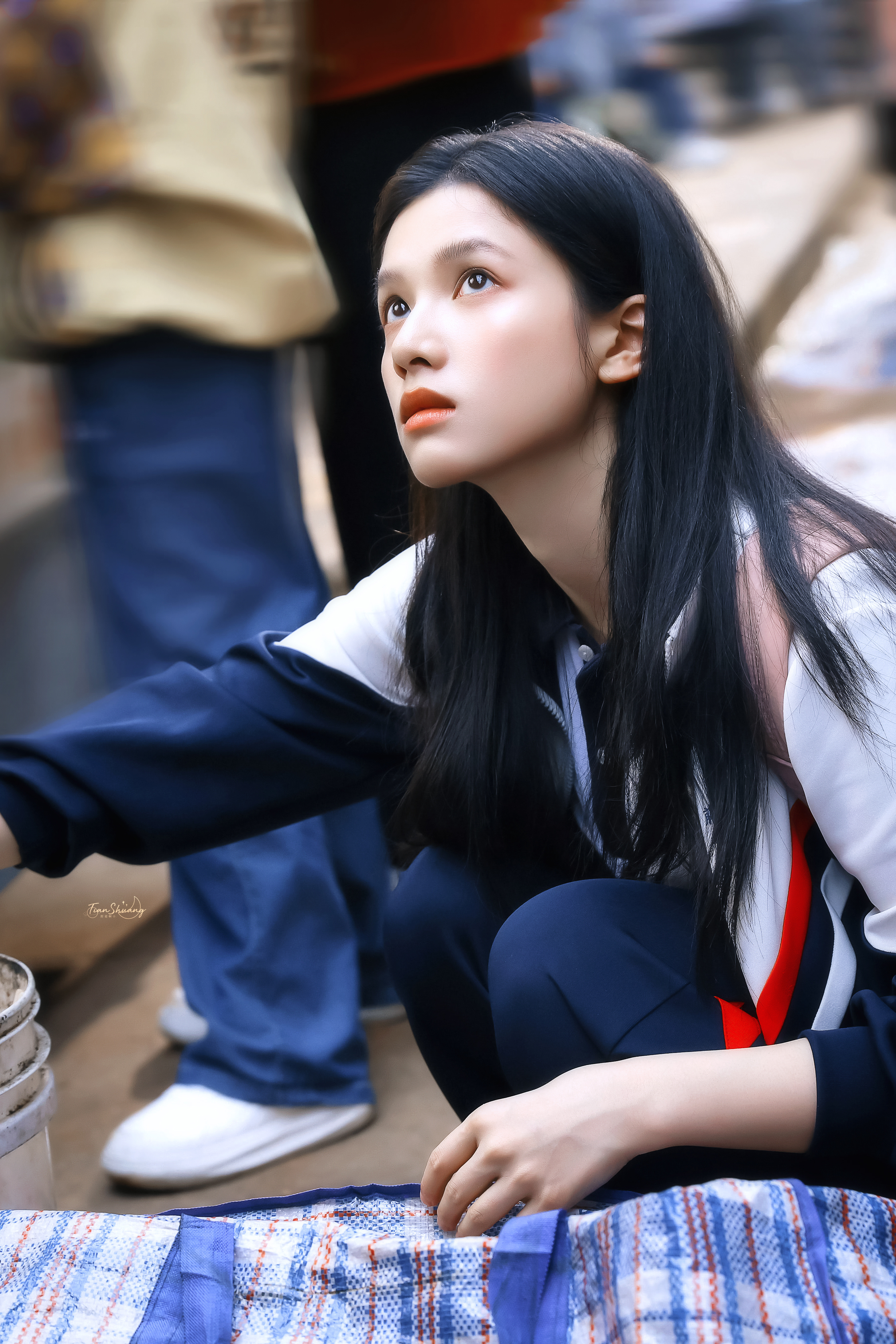 穿校服捡破烂都漂亮成这样...没话说 