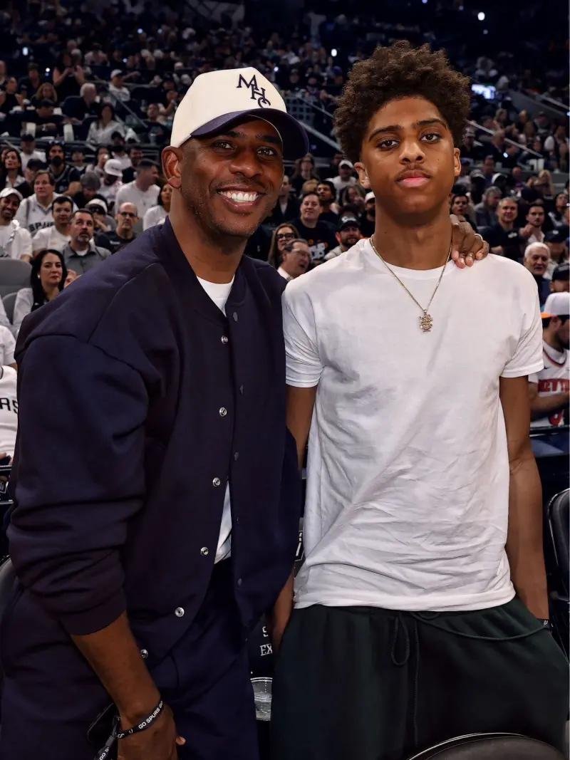 NBA官方晒照：克里斯-保罗和儿子保罗二世在场边观战
在2026年6月6日这个注