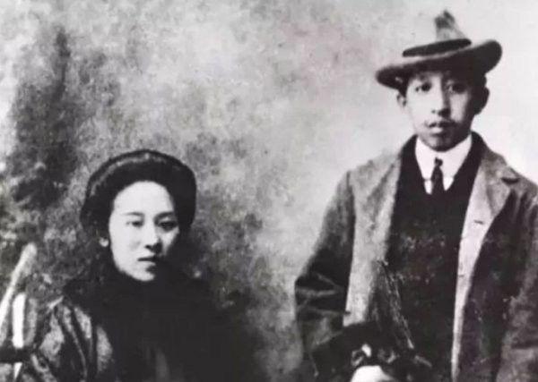 1897年的香港，一场特殊婚礼，新郎廖仲恺坚持要找“大脚”新娘，而新娘何香凝正是