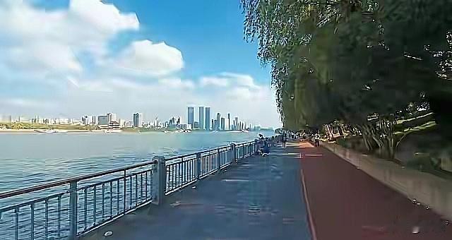 2026年8月的傍晚，我坐在小区楼下的石凳上，手里攥着刚删完通讯录的手机。原来1