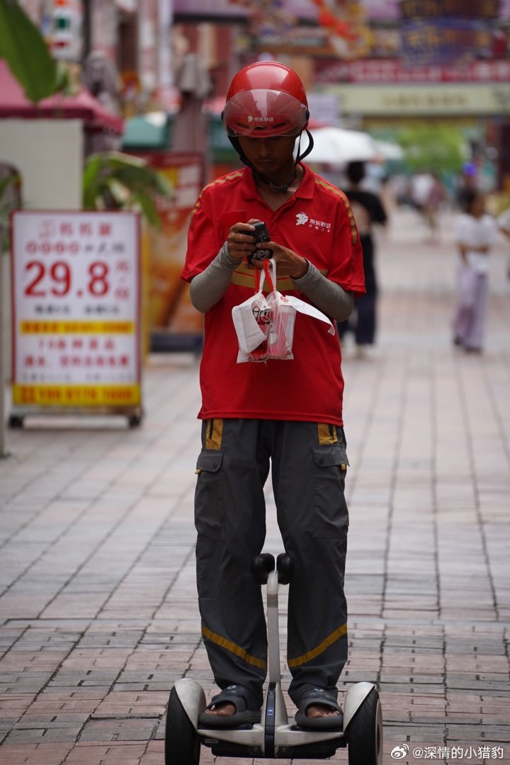脚踩风火轮的骑手 