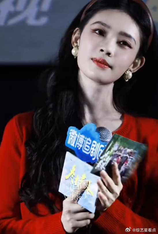 林允好明艳林允明艳复古千金救命！林允把明艳千金感拿捏住了！红毛衣配复古发箍，美得