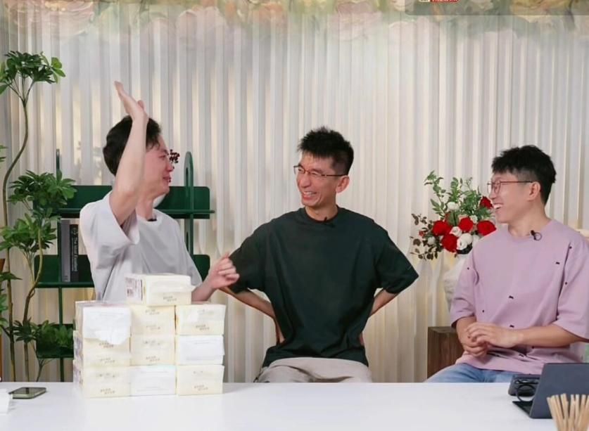 首播就霸榜第一，把“与辉同行”甩到第五。“美丽明天”今天早上8点开播，半小时在线