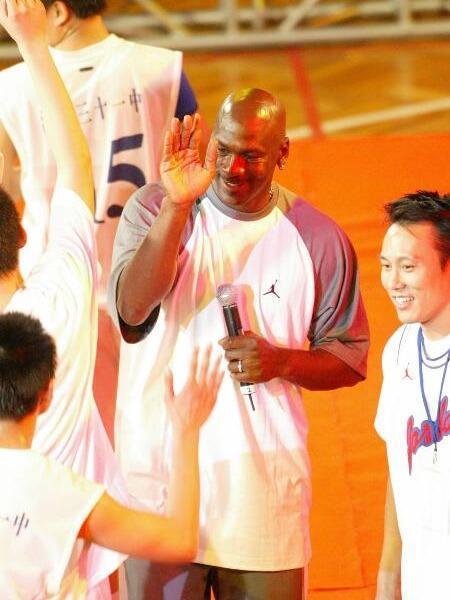 晒图笔记大赛2004年迈克尔·乔丹首次访问中国