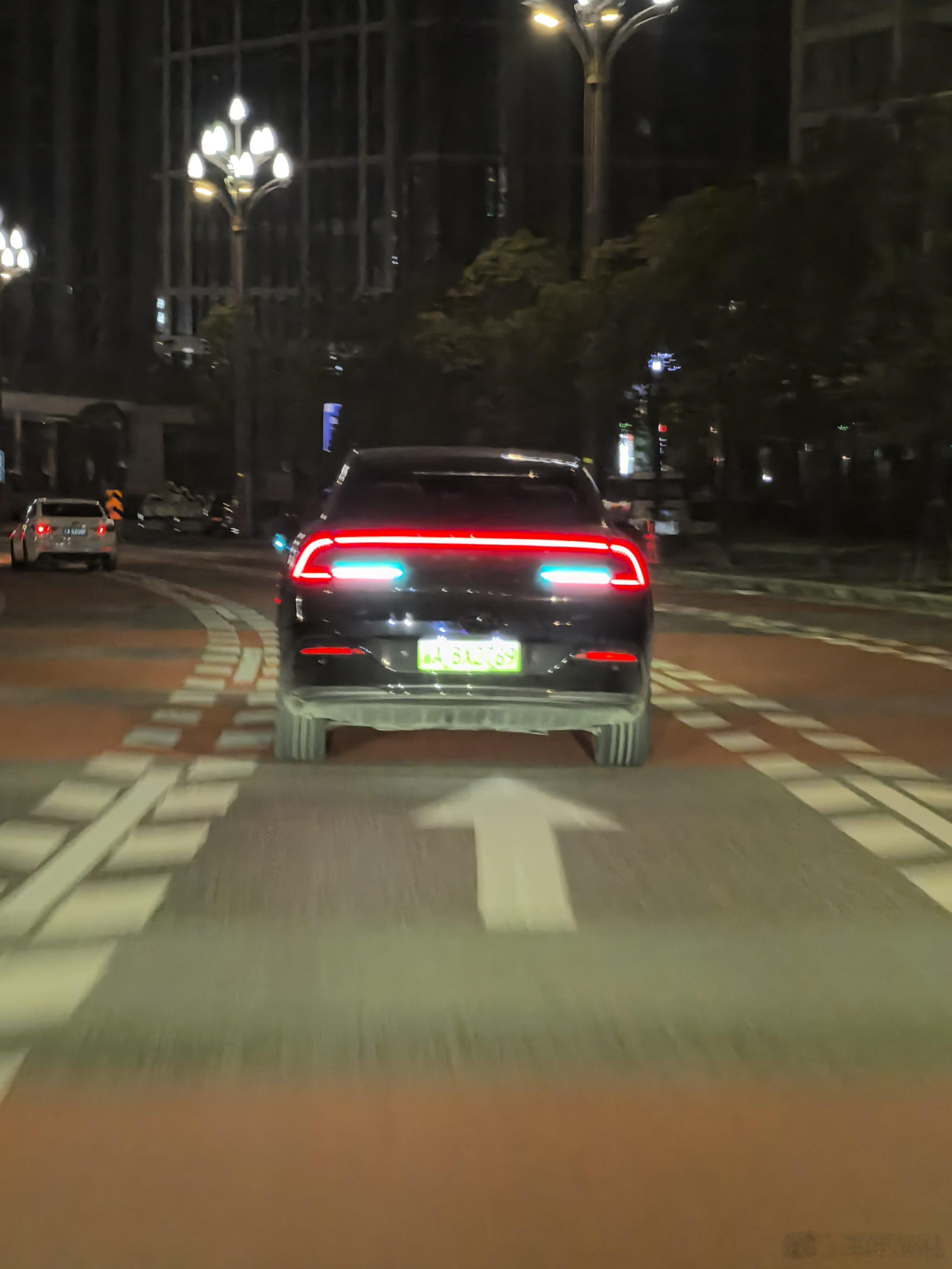 第一眼没认出系列车的那些事 车尾这么看着气场确实不强大，小鹏p7+