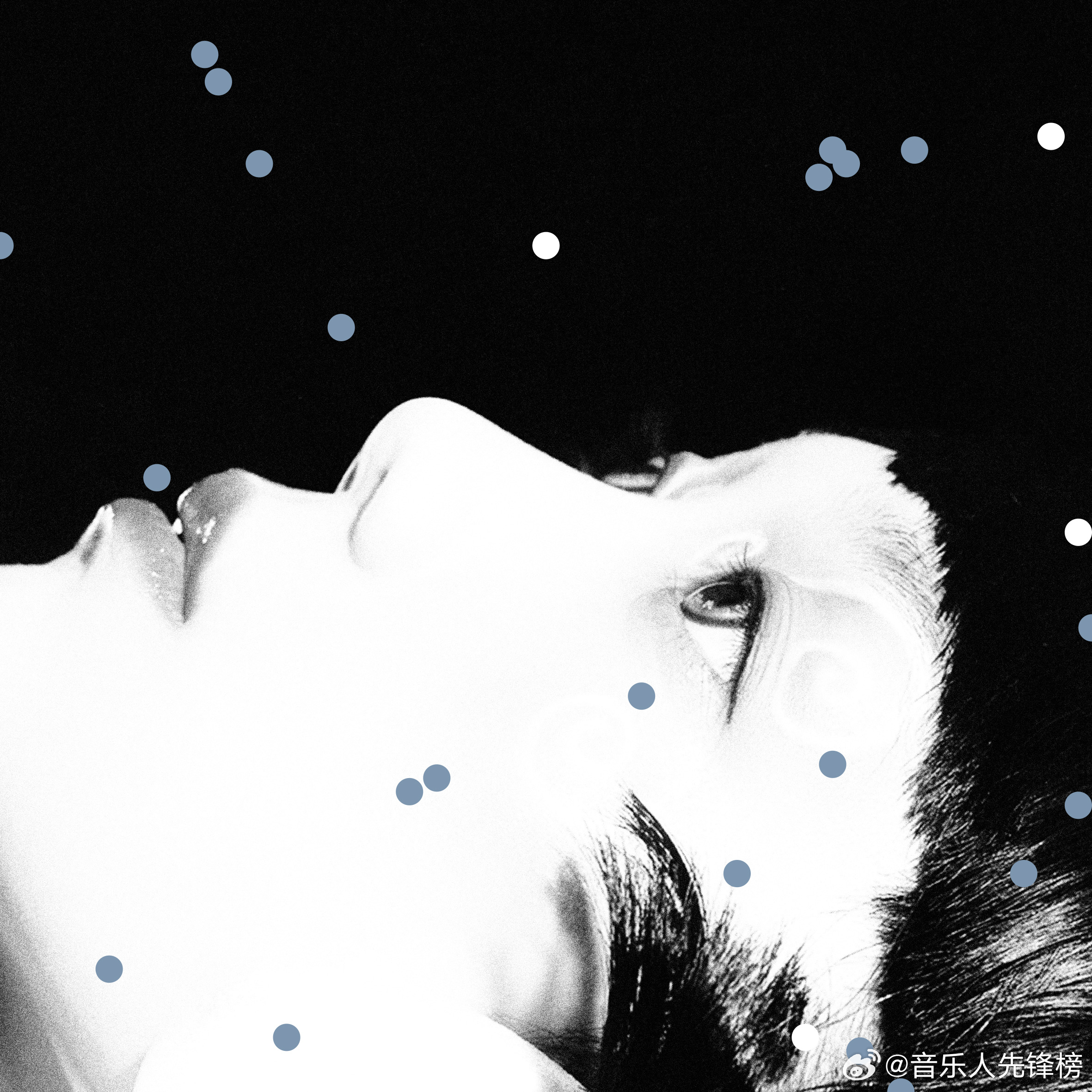 携原创单曲《Glue》与大众见面，这是她加盟索尼音乐后的先行序曲，与金牌制作人许