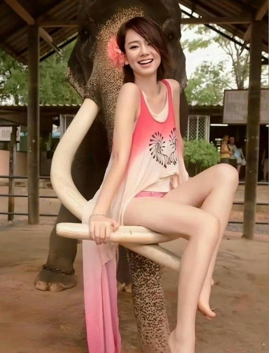 戚薇年轻时照片这个笑也太有感染力了吧 