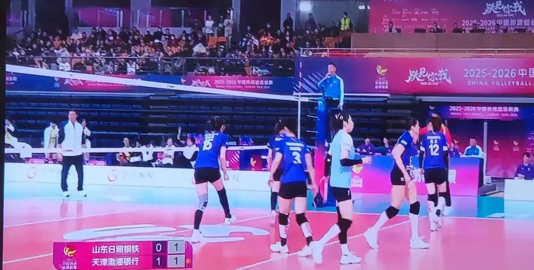 天津和山东那场球，打得是真较劲。前两局咬成一比一，天津这边刘美君、刘鑫加俩外援，